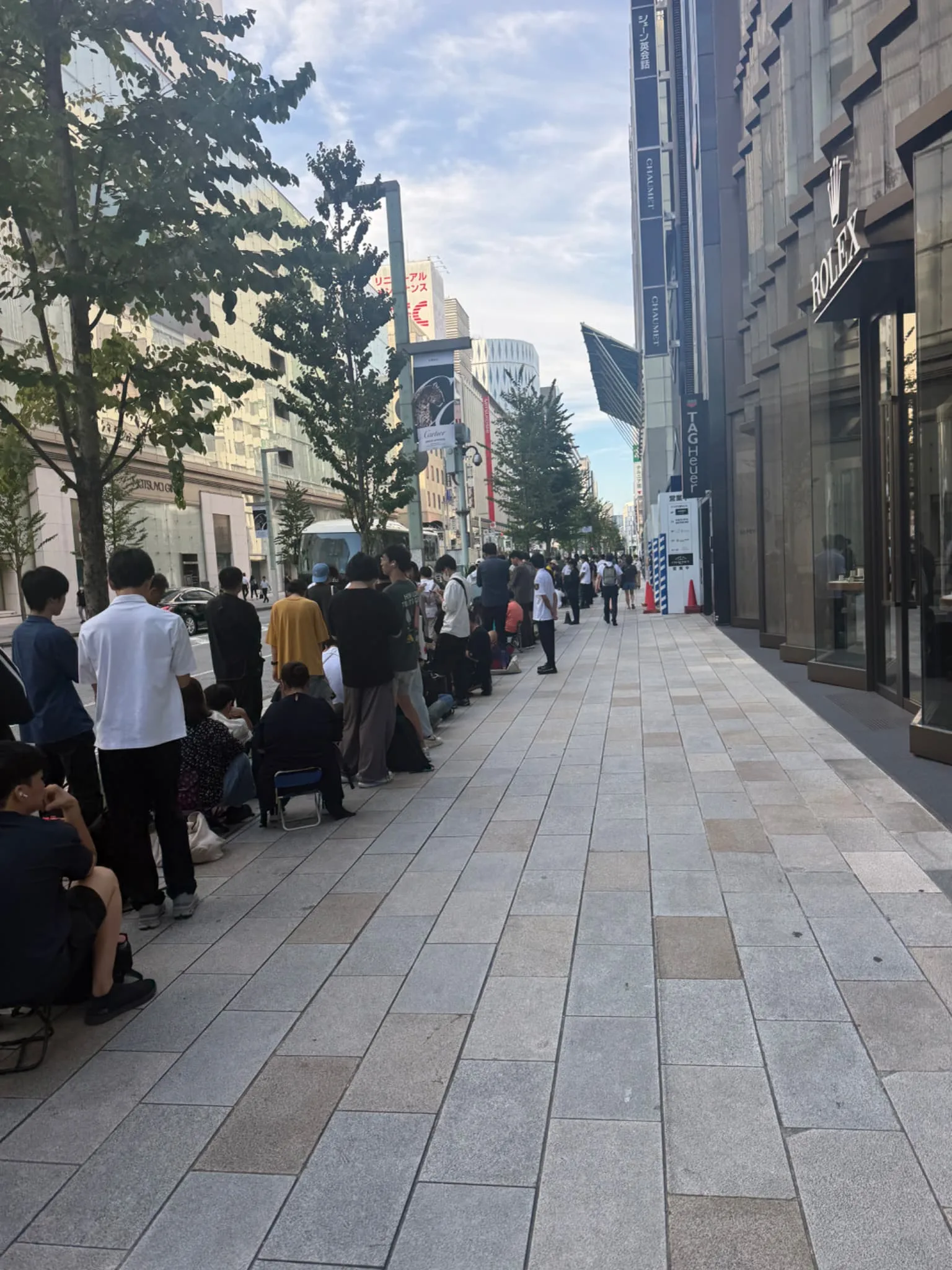 Apple Store銀座のオープンを待つ長蛇の列