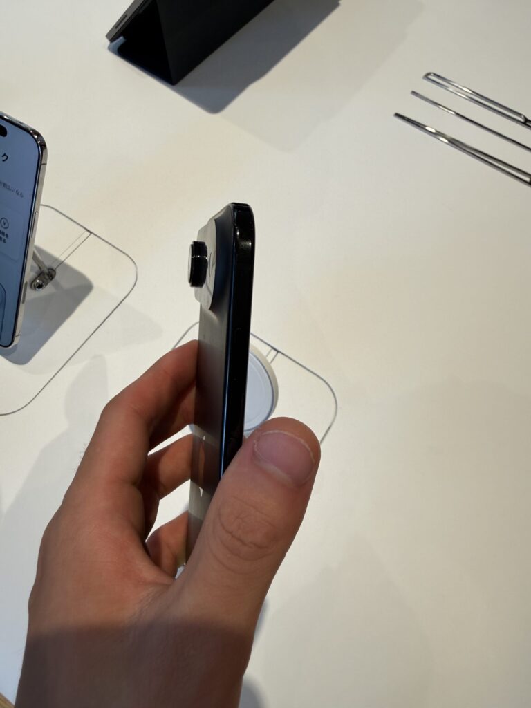 iPhone Airを手に持った様子。非常に薄いことがわかる。