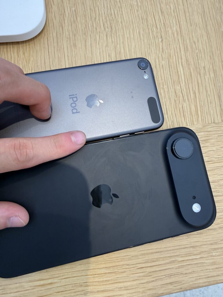 iPhone AirとiPod touch 7thの薄さを比較している画像
