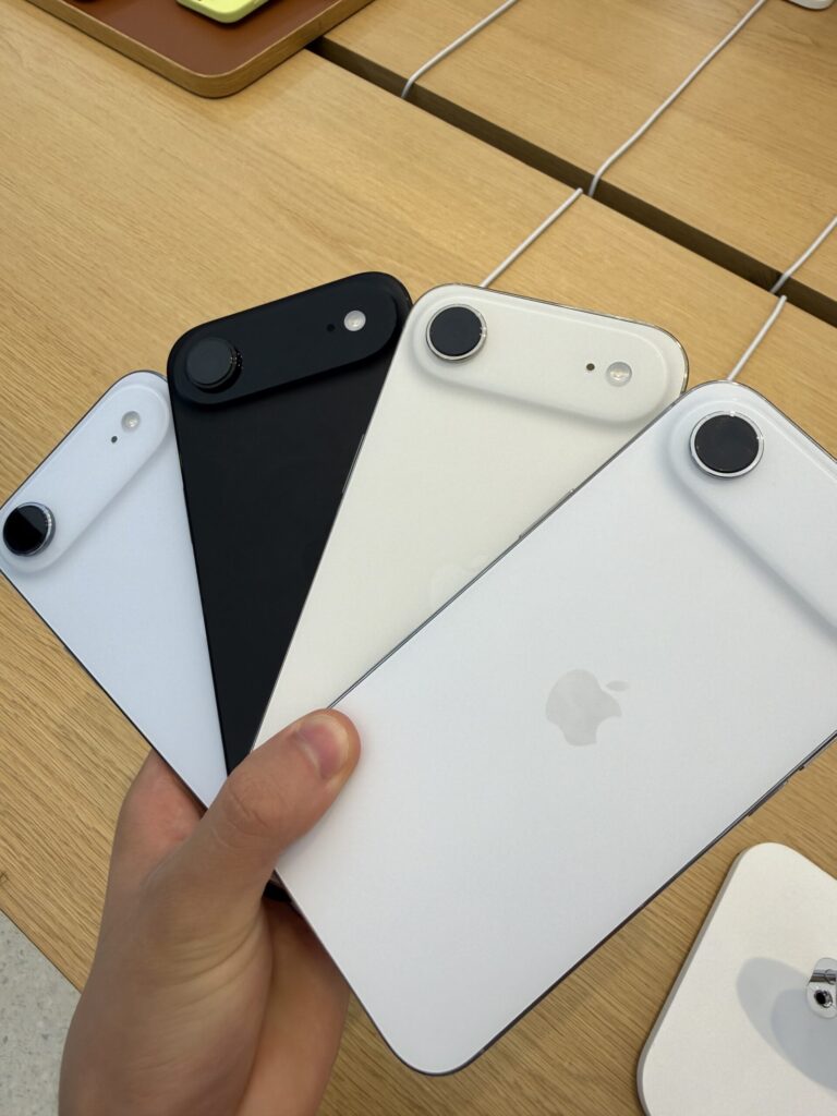 iPhone Airの4つのカラーバリエーション(スカイブルー・スペースブラック・ライトゴールド・クラウドホワイト)