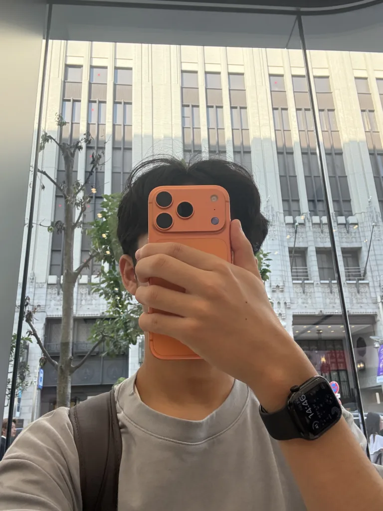 iPhone 17 Proを手に持った様子