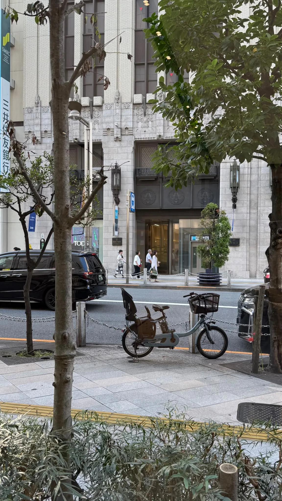 Apple Store新宿店の窓からの眺め